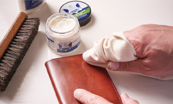 革小物はケアクリームで革をしっかり保湿する