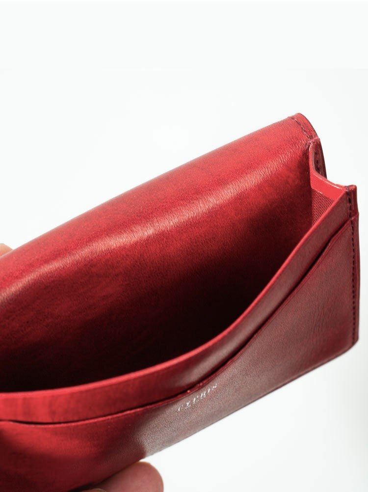 底の部分にマチが付いている通しマチ名刺入れです。収納力があり、量に応じて伸縮するのが特徴です。通しマチ名刺入れ｜コードバン&シラサギレザー