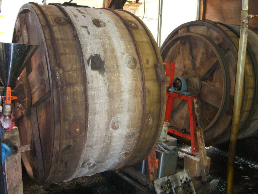 加工工場の特殊な加工法によって、革に特徴を付加することができる。