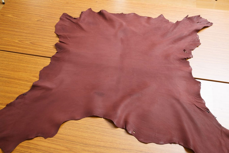 1枚革のカーフ「レーニアカーフ」。成牛の場合はサイズが多いため半分にカットした状態で届けられる。