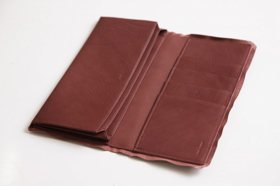 パーツが合体して、財布らしい姿に。さきほど漉いた部分だけが、周りにはみ出ている状態。