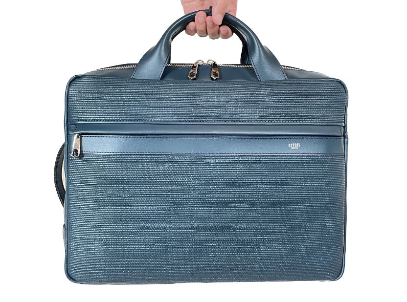 キプリスの3wayビジネスバッグ 表側に大きなファスナーポケットが1つ