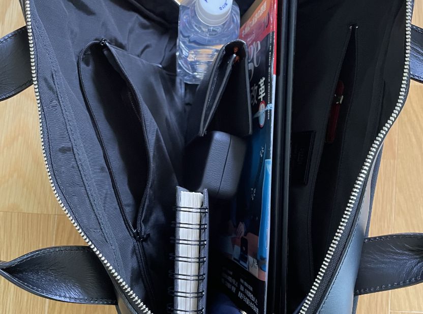 キプリスの3wayビジネスバッグ 内側には2つのファスナーポケット(うち1つはL字)