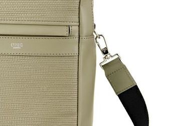 キプリスの3wayビジネスバッグ ショルダーベルトはナスカンで接続