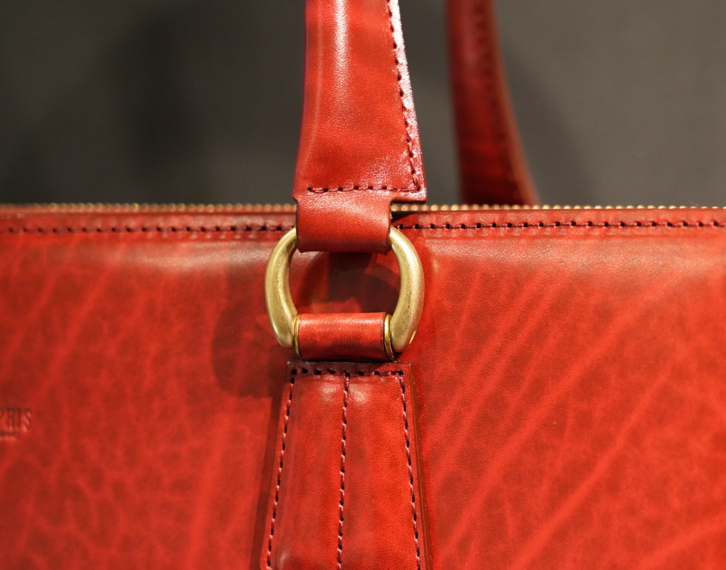 革鞄、レザーバッグのキプリス ルーガショルダー 重厚感のある真鍮色金具