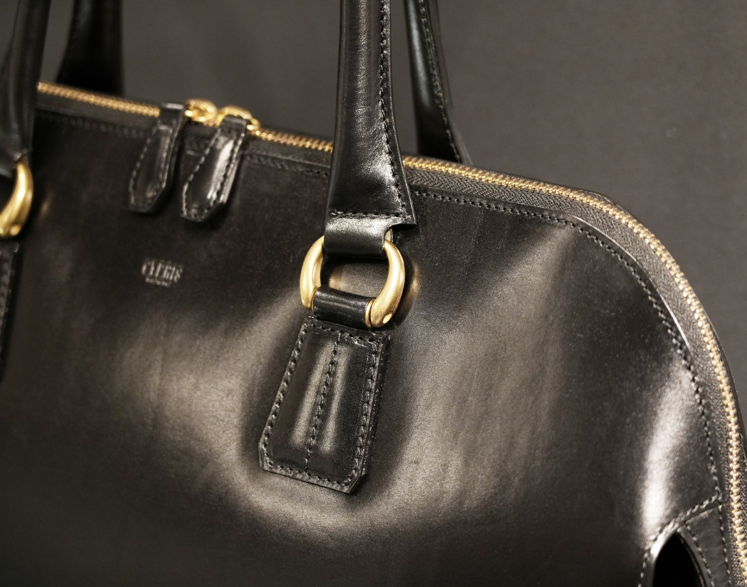 革鞄、レザーバッグのキプリス ルーガショルダー 重厚感のある真鍮色金具