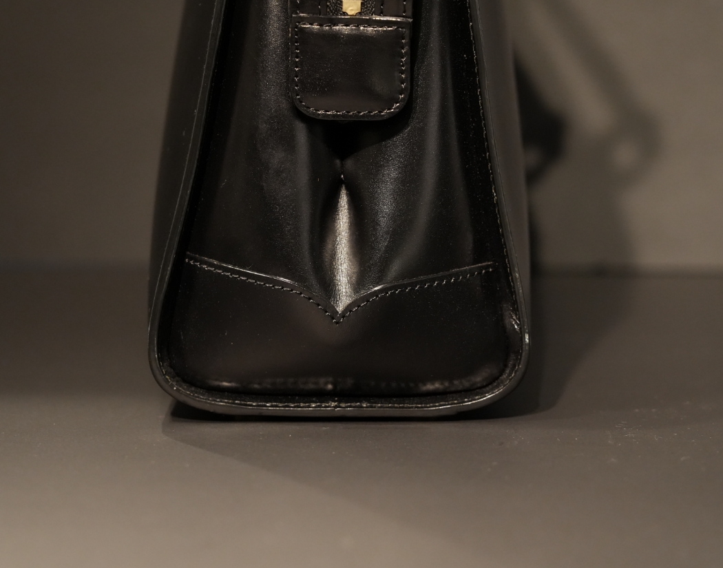 革鞄、レザーバッグのキプリス マチのカッティング