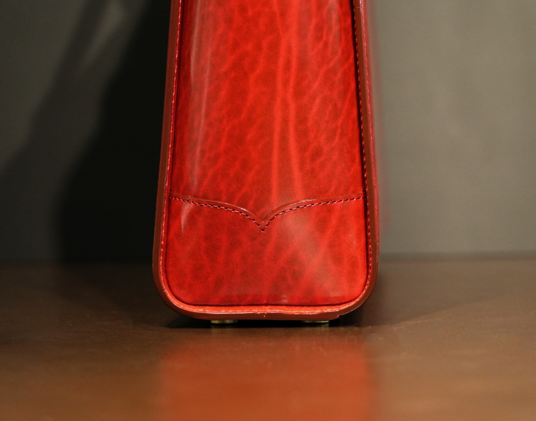 革鞄、レザーバッグのキプリス マチのカッティング