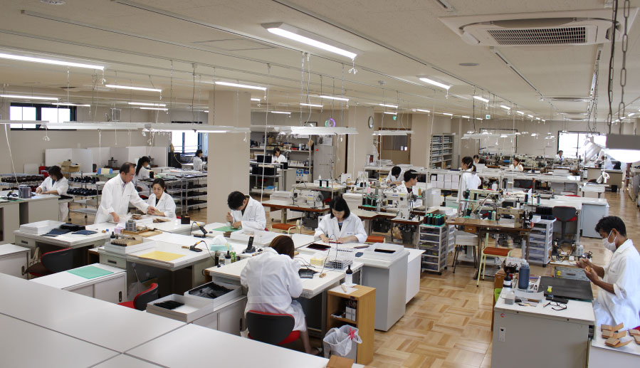 工日本一の革小物の技術者がそろう工房へ