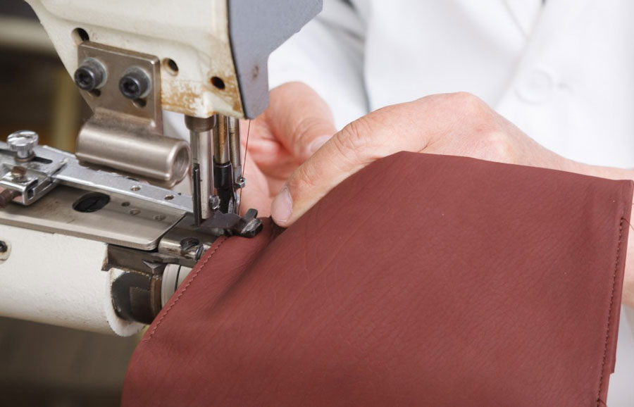 丈夫な糸を使って、革専用のミシンでまっすぐに塗っていく。