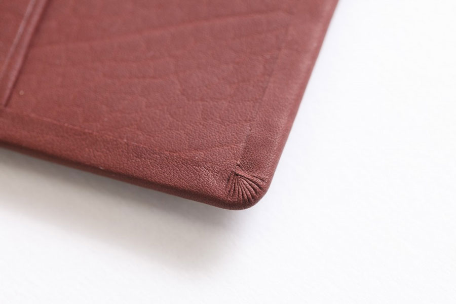 左下のヒダの部分が菊寄せ。その数は9本が理想とされています。日本の革小物の粋を感じる技術です