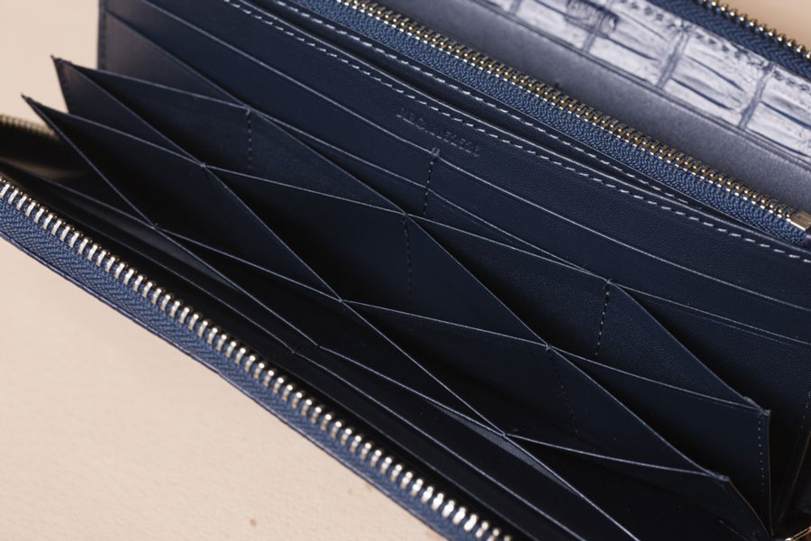 ハニカム構造のカードケースは、美しいのはもちろんたくさんのカードを収納できる。特許をとっている技術。