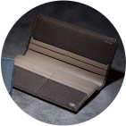 ファスナー付ササマチ長財布（ダークブラウン×トープ）｜トリロジー