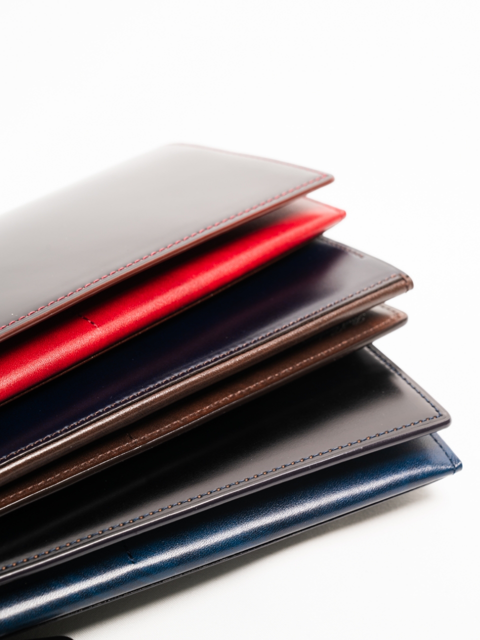 ふくらみにくい形状のファスナー付ササマチ長財布｜コードバン&シラサギレザー