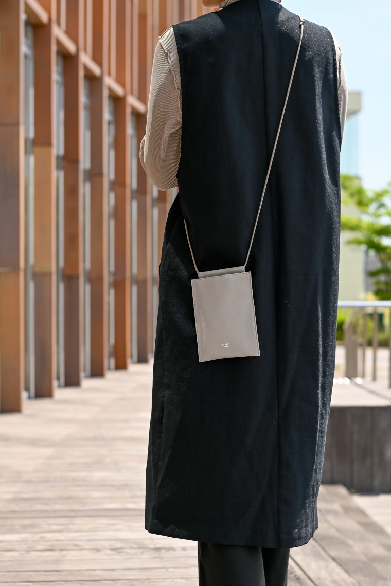 カジュアルな装いにもきれいめな着こなしにも似合うオールレザー製のマルチホルダー