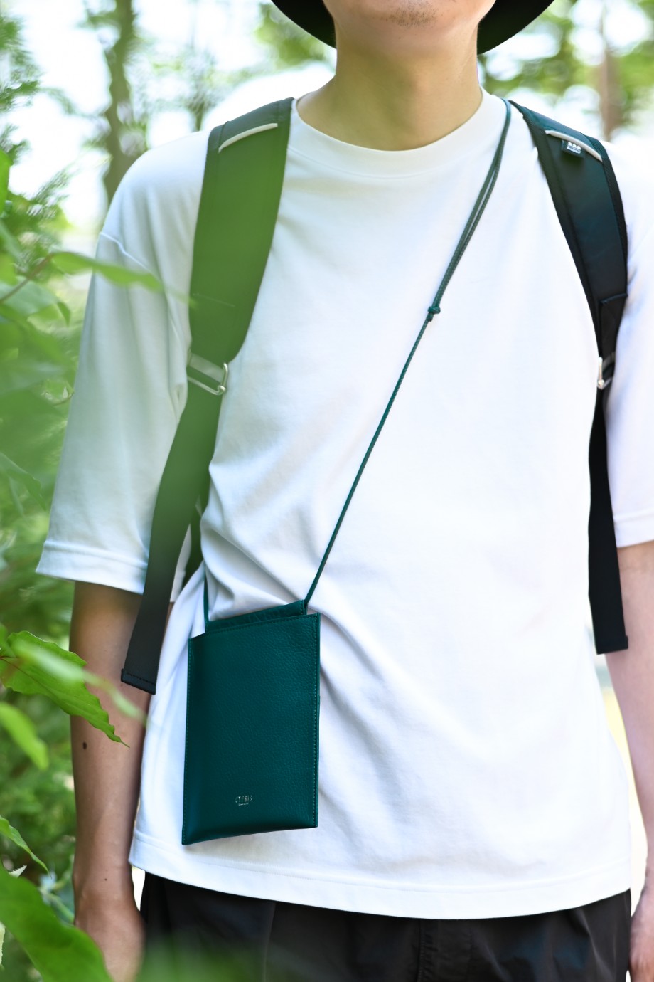 マルチホルダー（ネイビー）を肩がげしている様子