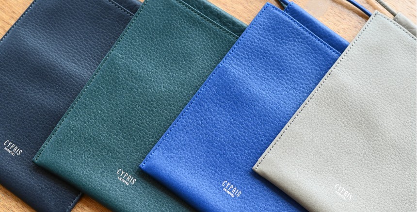 触ると手になじむソフトな風合いとしっとりとした感触のソフトシュリンクレザー