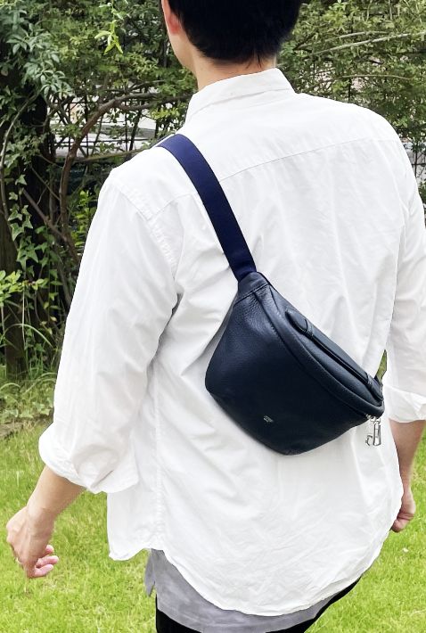 キプリスのボディバッグ トゥージュール 後ろ斜め掛け