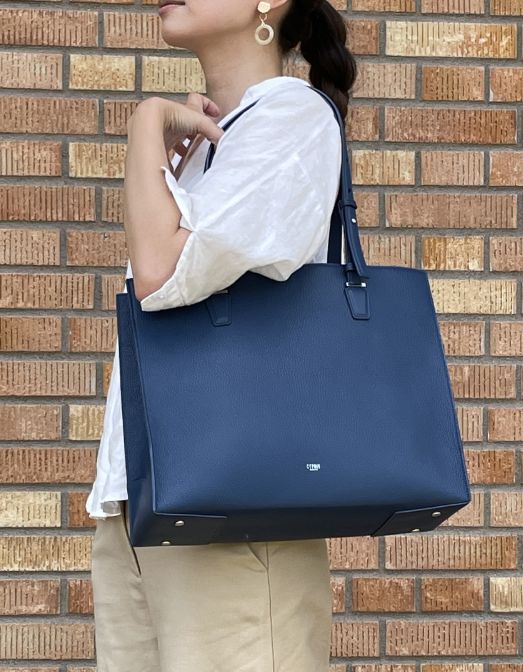 ヴィヴァーチェ　レザートート　女性