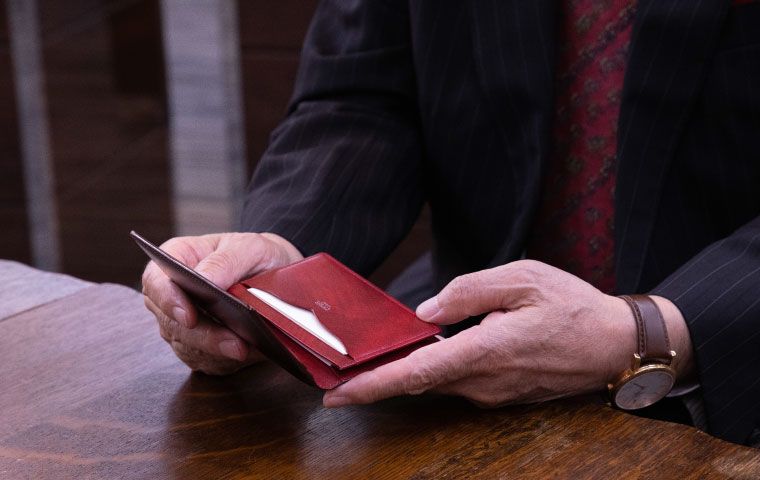 愛用されている「キプリス」コードバン&シラサギレザーの名刺入れとリプルカーフ＆バッファロー(生産終了)の小銭入れ