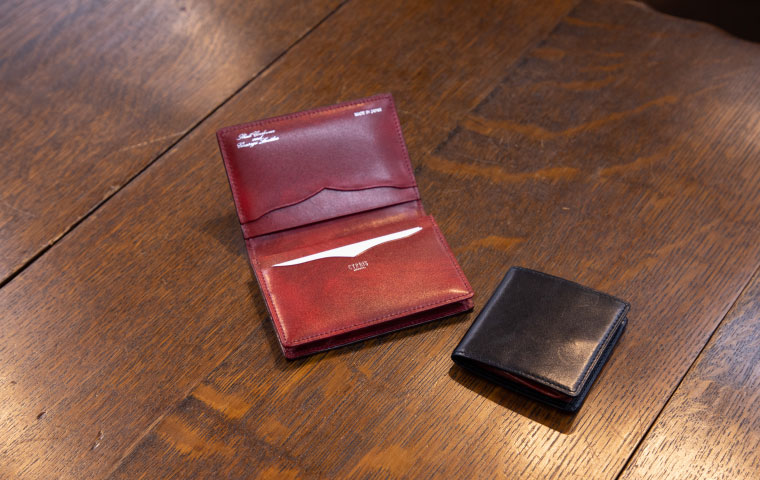 愛用されている「キプリス」コードバン&シラサギレザーの名刺入れとリプルカーフ＆バッファロー(生産終了)の小銭入れ