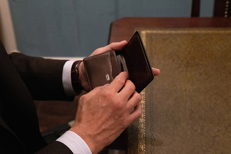 ここ数年愛用されているという「キプリス」ボックスカーフ&リンプッドカーフの名刺入れ