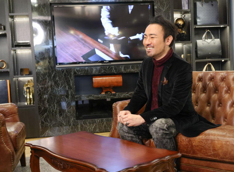 キプリスのショールームにお越しいただいた西川さん。溌剌とした笑顔が印象的な方でした。