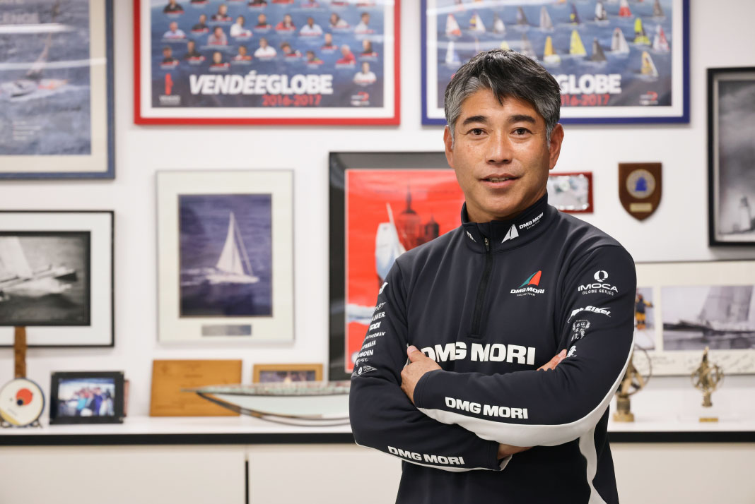 たった一人で大型ヨットを操舵し、どこにも寄港することなく約80日間をかけて世界を一周するの白石康次郎さん。