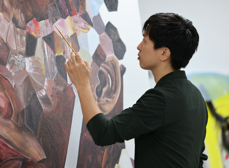 強い憤りと絶望が『電子機器の墓場』を訪れる原動力に取材に伺ったのは、2019年から拠点にしているという日本橋の広大なアトリエ。<br>製作途中のアート作品とガーナから輸入された“ゴミ”が混然とひしめき合うなか、長坂真護さん