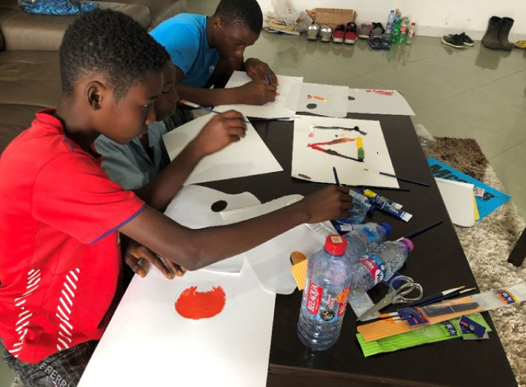 現地に初となる私立学校『MAGO ART AND STUDY』を設立したりするたびに、彼らとの関係性は深まっていきました。当然僕はガーナと縁もゆかりもなく、彼らと積極的にかかわる理由や意義はなかったのかもしれませんが、『地球人』としてみれば同じ仲間。『助ける』というのはおこがましいですが、世界を旅するなかで憤りや絶望を味わううち、どうしてもあきらめきれなかったのです」