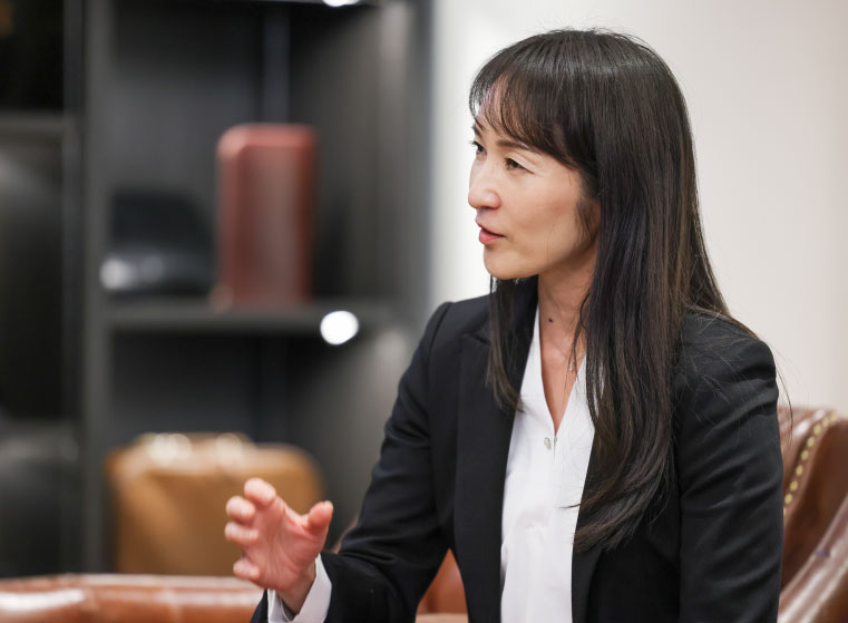 「変な話、『私を見て!』という熱意はあまりないんです。もっと持つべきかもしれないくらい(笑)。それよりも、私自身が別の何者かになる、誰かの人生を演じるという感覚がいいようもないくらい好きなんです。芝居をはじめてからわかったことなんですけど、演技ってものすごくセラピー的な要素があるんですよ。人に向かって怒りをぶつけたり泣き叫んだりって、普段あんまりしませんよね? 芝居の中なら、それが演技ではあっても、感情を吐き出せる。心に溜まったわだかまりが浄化されていくというか、ストレス発散になるというか(笑)。小さい頃に受けたトラウマを解消するすべを、演技に求めていたのかもしれません」